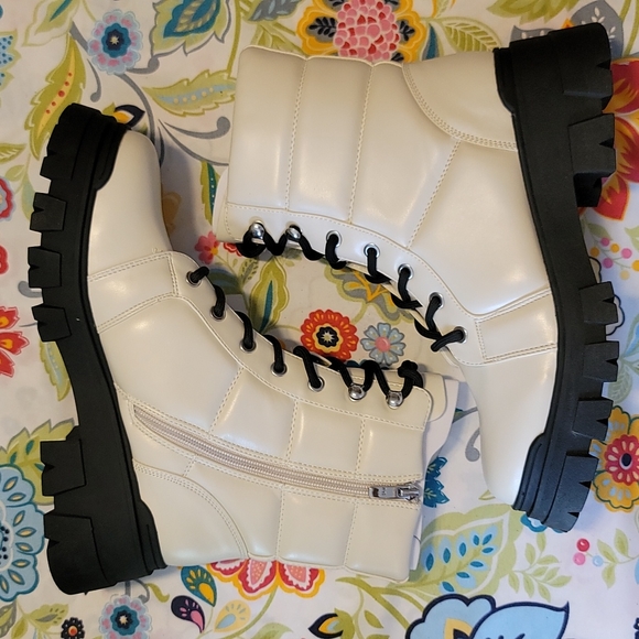 MARC FISHER Amita Lace-Up Ivory White Lug Boot - Picture 4 of 7